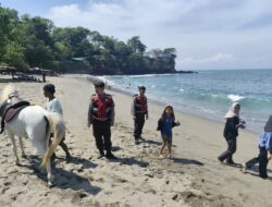 Pantai Cemare Dijaga Ketat: Polisi Lembar Perkenalkan KEMOS 110 ke Wisatawan