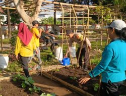 Sinergi Polri–Petani: Optimalisasi Lahan Pekarangan di Desa Kuripan Utara