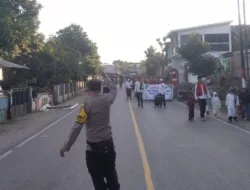 Bhabinkamtibmas Polsek Donggo Laksanakan Pengamanan Pawai Ta’aruf Pembukaan MTQ Tingkat Desa Rora