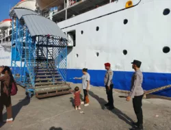 Polsek Kawasan Pelabuhan Laut Bima Amankan Proses Embarkasi dan Debarkasi Kapal KM. BINAIYA di Pelabuhan Bima