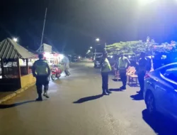 Ciptakan Rasa Aman, Polsek Poto Tano Gelar Patroli Blue Light Bersama Forkopimcam