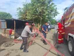 Kios Semi Permanen Terbakar, Polsek Seteluk Turun Tangan Bantu Padamkan Api dan Evakuasi