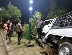 Respon Cepat Laporan Masyarakat, Piket Fungsi Polsek Rasanae Barat Evakuasi Laka Lantas Tunggal di Jalan Lintas Bima-Sumbawa