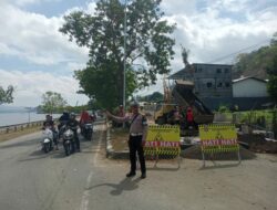 Sat Lantas Polres Bima Kota Laksanakan Pengalihan Arus Lalin Terkait Pengerjaan Crossing Drainase di Kawasan Amahami