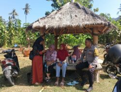 Bhabinkamtibmas Desa Sekongkang Bawah Sambangi Warga, Ajak Ibu-Ibu Jaga Kamtibmas dan Waspadai TPPO