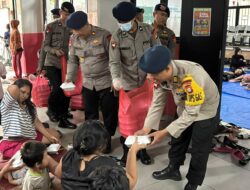 Brimob Gelar Dapur Lapangan di Kampung Melayu, Bantu Warga Terdampak Banjir