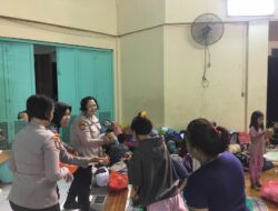 Polisi Bagikan Makanan ke Ratusan Korban Terdampak Banjir di Jakarta