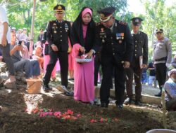 Kapolres Sumbawa Barat Pimpin Upacara Pemakaman AKP Sadri, PS. Kabag SDM Polres Sumbawa Barat