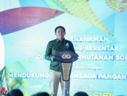Menhut Serahkan SK Perhutanan Sosial Kepada Kelompok Tani