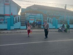 Personel Satlantas Polres Bima Kota Laksanakan Rawan Pagi, Bantu Pejalan Kaki dan Anak Sekolah Menyeberang Jalan