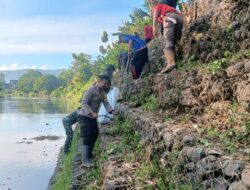 Bhabinkamtibmas Kelurahan Dalam Bersama Warga Gelar Gotong Royong di Bantaran Sungai Sebok