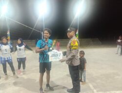 Bhabinkamtibmas Desa Tambak Sari  Hadiri Penutupan Lomba Volly KKN UTS, Wujud Kepedulian terhadap Generasi Muda