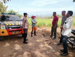 POLSEK DOMPU SERAHKAN PUPUK KEPADA PETANI DALAM RANGKA DUKUNG PENANAMAN JAGUNG SERENTAK KUARTAL III 2025