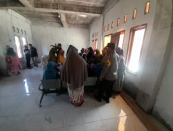 Bhabinkamtibmas Desa Daha Amankan Penyaluran Bansos Ketahanan Pangan Bersama Bupati Dompu