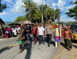 Polsek Taliwang Amankan Pawai Budaya dan Pembukaan Sandeka Dilao’ 2025 di Desa Labuhan Lalar
