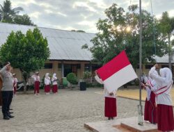 Bhabinkamtibmas Hadiri Upacara Hari Pertama Sekolah di SDN Tapir, Ingatkan Siswa Taat dan Waspada di Jalan Raya