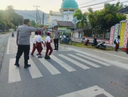 Anggota Polsek Sekongkang Laksanakan Giat Rawan Pagi di Depan Sekolah, Wujud Dukung Program PRESISI Kapolri
