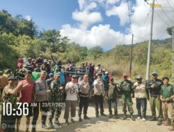 Gotong Royong di Lantung, Bhabinkamtibmas dan Warga Bersihkan Jalan Lintas Pungkit