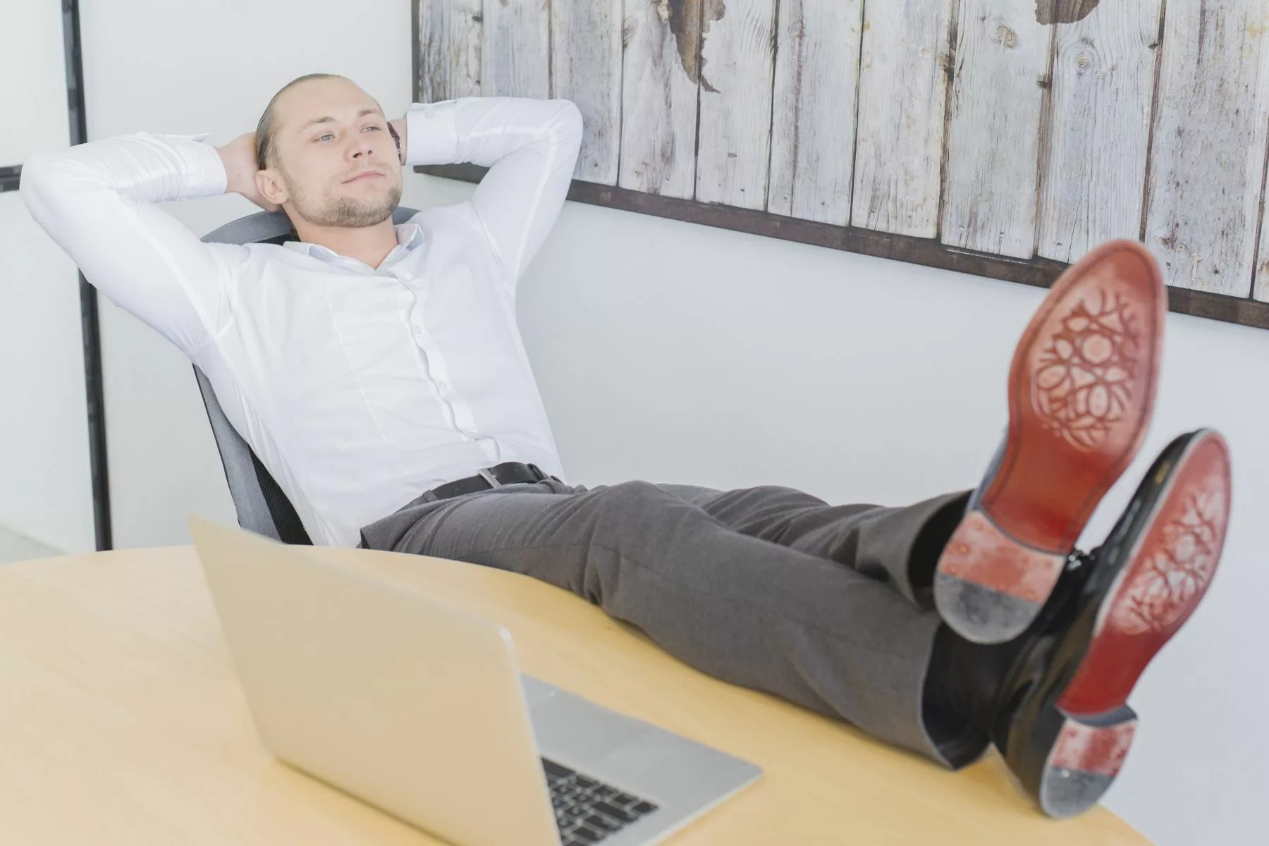 Malas Tapi Dipuji? Ini Trik Karyawan Paling ‘Licik’ di Kantor