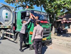 Polsek Pelabuhan Lembar Bagikan Puluhan Bendera Merah Putih ke Sopir Truk Sambut HUT RI ke-80