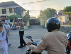 Anggota Lantas Polsek Rasanae Barat Laksanakan Strong Point Pagi di Depan MTSN I Kota Bima, Sasar Masyarakat dan Pelajar