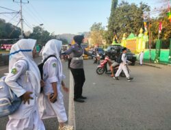 Personel Polsek Rasanae Barat Bantu Lancarkan Arus Lalu Lintas di Pagi Hari