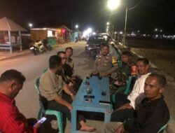 Jaga Kamtibmas, Anggota Piket Polsek Poto Tano Laksanakan Patroli Dialogis pada Malam Hari