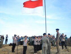 Jelang HUT RI ke-80, Polda Jabar Kibarkan Bendera Merah Putih di Puncak Gunung Ciremai