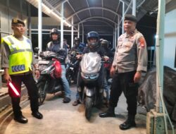 Personel Polsek KP3 Poto Tano Laksanakan Pemantauan Aktivitas Penyeberangan di Pelabuhan Poto Tano