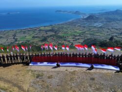 Semarak memperingati HUT ke-80 Kemerdekaan Republik Indonesia, Polres Sumbawa Barat Melaksanakan Pengibaran Bendera Merah Putih di Puncak Mantar
