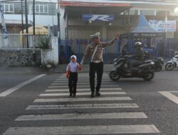 Satlantas Polres Bima Kota Laksanakan Rawan Pagi, Bantu Anak Sekolah dan Pengguna Jalan Menyeberang