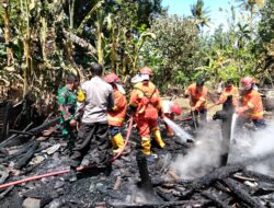 Respon Cepat Polsek Asakota Bersama Warga Padamkan Kebakaran Rumah di Ule