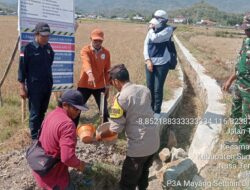 Bhabinkamtibmas Desa Beru Hadiri Peletakan Batu Pertama Pembangunan Irigasi Jalan Usaha Tani di Dusun Pisak