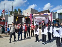 Bhabinkamtibmas Mekar Damai Amankan Jalur Gerak Jalan, Sukseskan Peringatan HUT RI ke-80