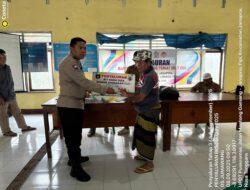 Bhabinkamtibmas Desa Janapria AIPDA Lalu Suharta Kawal Penyaluran BLT-DD di Desa Janapria