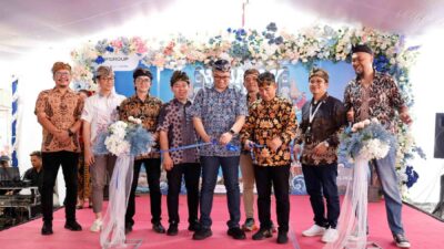 Pemotongan pita menandai diresmikannya Hajatan FIFGROUP Cabang Mataram dilakukan oleh Nustra (Nusa Tenggara) Area Department Head FIFGROUP, Yudha Satria (tengah), dan Kepala Cabang FIFGROUP Mataram, Zul Ikramuddin (kanan tiga).