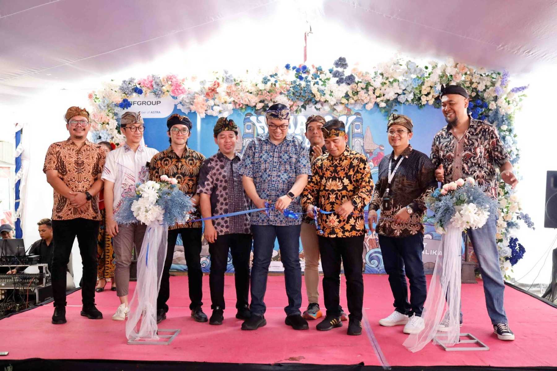Pemotongan pita menandai diresmikannya Hajatan FIFGROUP Cabang Mataram dilakukan oleh Nustra (Nusa Tenggara) Area Department Head FIFGROUP, Yudha Satria (tengah), dan Kepala Cabang FIFGROUP Mataram, Zul Ikramuddin (kanan tiga).
