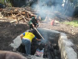 Babinsa Desa Langko Tinjau Usaha Arang Kayu Warga