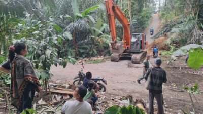 Gotong Royong TNI-Rakyat Tingkatkan Akses Ekonomi Desa