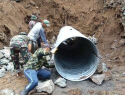 Plat Baja Dipasang, Akses Desa Giri Madia Lebih Mudah