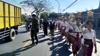 Harmoni Terwujud Saat Babinsa Dampingi Ibadah Piodalan