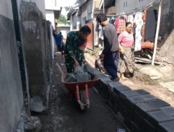 Babinsa Bersama Warga Rampungkan Pembangunan Jalan Paving Blok