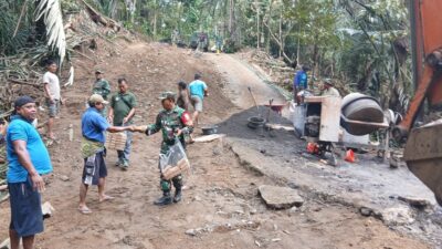 Gotong Royong Jalan Baru, Babinsa Hadirkan Kepedulian TNI