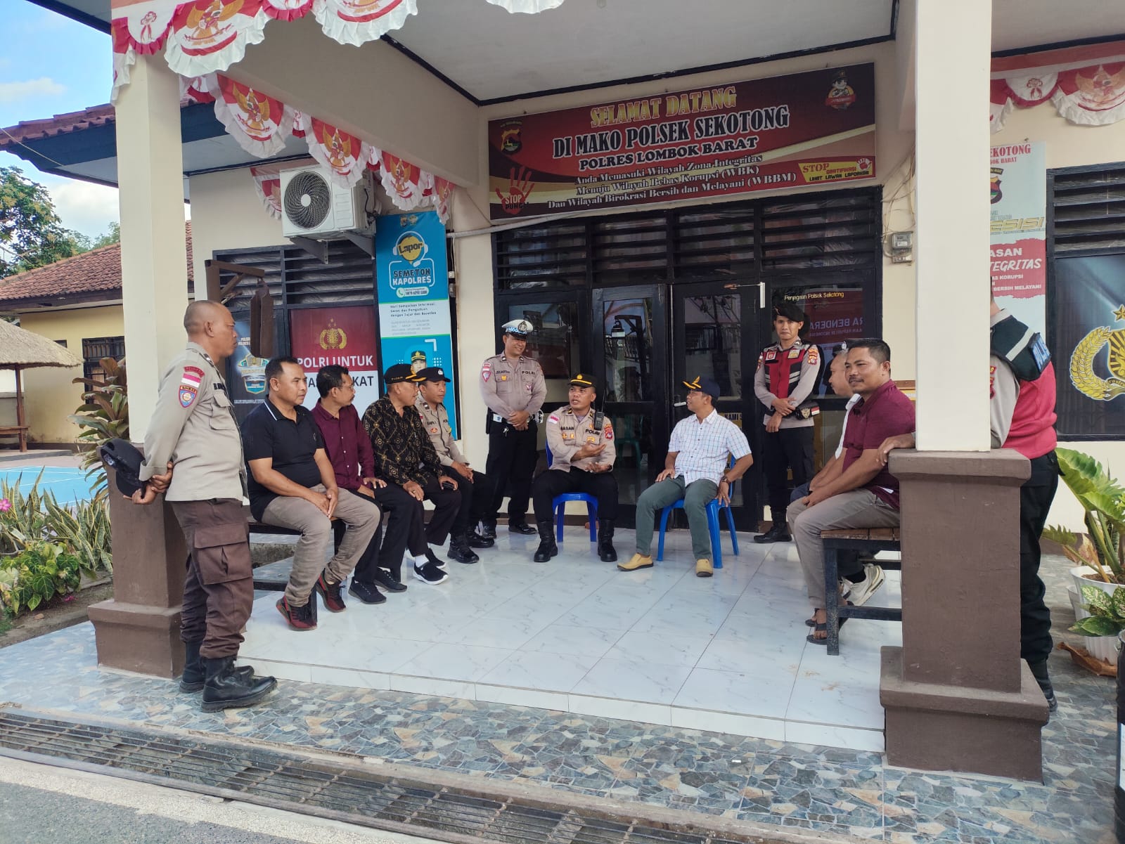 Sinergi Polsek Sekotong dan Trantib Komitmen Jaga Kamtibmas Melalui Satkamling