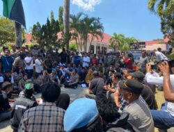 Kapolres Bima Kota Turun Langsung Pimpin Pengamanan Aksi Demo Mahasiswa di Dua Lokasi DPRD