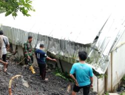 Talud Ambruk di Desa Tamansari, Babinsa Sigap Dampingi Warga