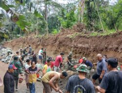Antusiasme Warga Tinggi, Babinsa Kodim 1606 Pimpin Pembangunan Jalan