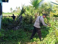 Indahnya Gotong Royong: Bhabinkamtibmas Desa Ai Kangkung Bersama Warga Lakukan Kerja Bakti di Pustu Balai Desa