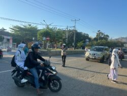 Anggota Lantas Polsek Rasanae Barat Gelar Strong Point Pagi di Depan MTsN 1 Kota Bima
