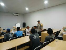 Bhabinkamtibmas Desa Sekongkang Bawah Dampingi Tim Kesehatan dalam Kegiatan Mobile Clinic di Hotel Tropical Sekongkang
